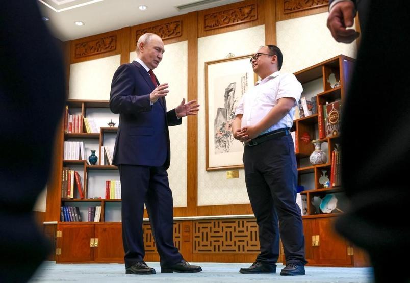 Herkes bu fotoğrafı konuşuyordu: Putin tam 26 YIL SONRA onunla yeniden bir araya geldi Ben yaşlandım, siz hiç değişmediniz...