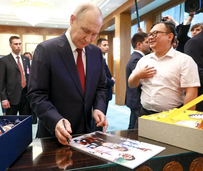 Herkes bu fotoğrafı konuşuyordu: Putin tam 26 YIL SONRA onunla yeniden bir araya geldi Ben yaşlandım, siz hiç değişmediniz...