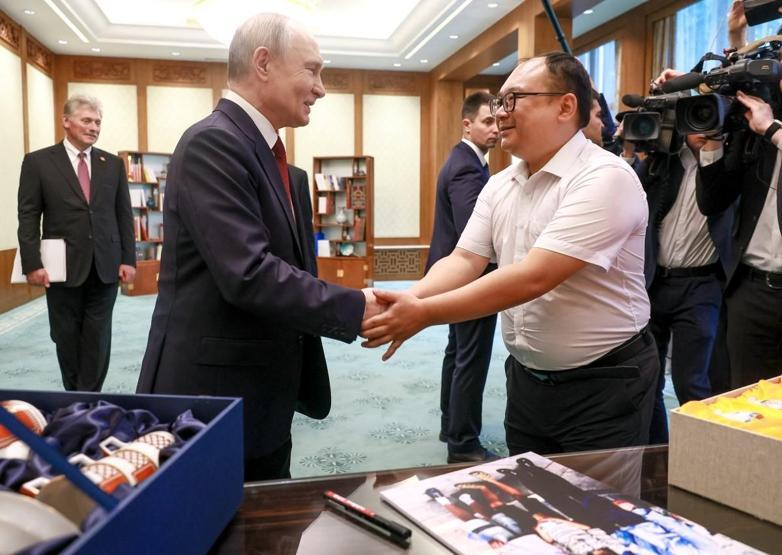 Herkes bu fotoğrafı konuşuyordu: Putin tam 26 YIL SONRA onunla yeniden bir araya geldi Ben yaşlandım, siz hiç değişmediniz...