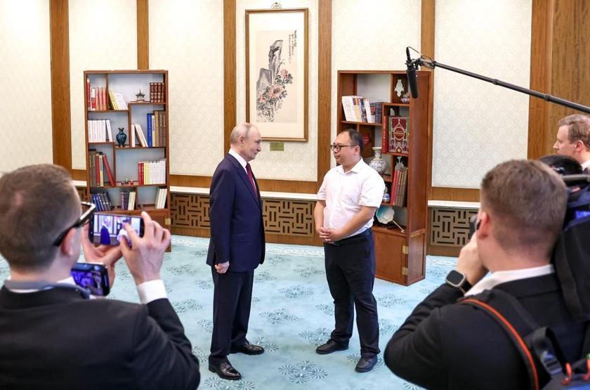 Herkes bu fotoğrafı konuşuyordu: Putin tam 26 YIL SONRA onunla yeniden bir araya geldi Ben yaşlandım, siz hiç değişmediniz...