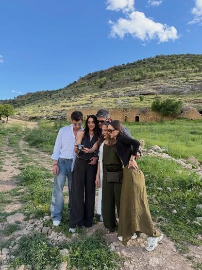 Uzak Şehirin yıldızları Atakan Özkaya ve Dilin Döğer aşka geldi ‘RESMEN SANAT ESERİ’