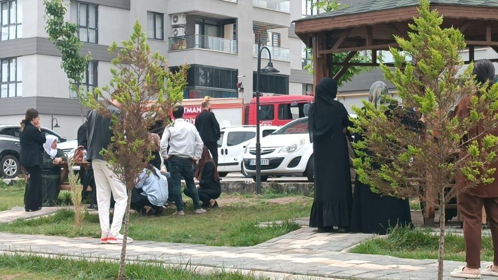 Asansörde kalanlara yardım etmek isterken öldü