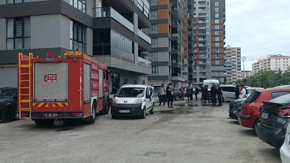 Asansörde kalanlara yardım etmek isterken öldü