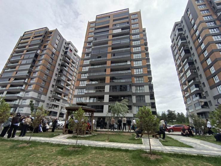 Asansörde kalanlara yardım etmek isterken öldü