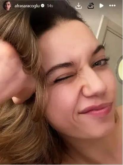 Afra Saraçoğlu’nun Makyajsız Pozu Sanal Medyayı Büyüledi
