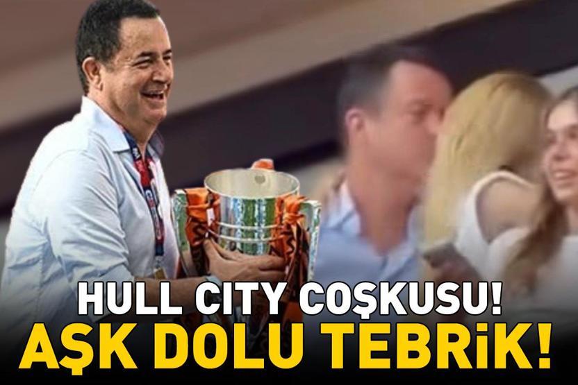 Hull City, Premier Ligde Acun Ilıcalıya eşi Ayça Çağla Altunkayadan aşk dolu tebrik öpücüğü