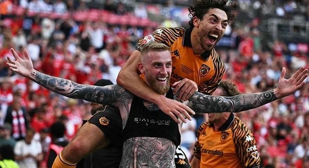 Hull City, Premier Ligde Acun Ilıcalıya eşi Ayça Çağla Altunkayadan aşk dolu tebrik öpücüğü