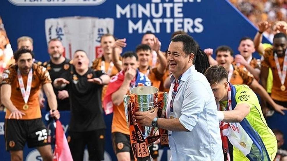 Hull City, Premier Ligde Acun Ilıcalıya eşi Ayça Çağla Altunkayadan aşk dolu tebrik öpücüğü