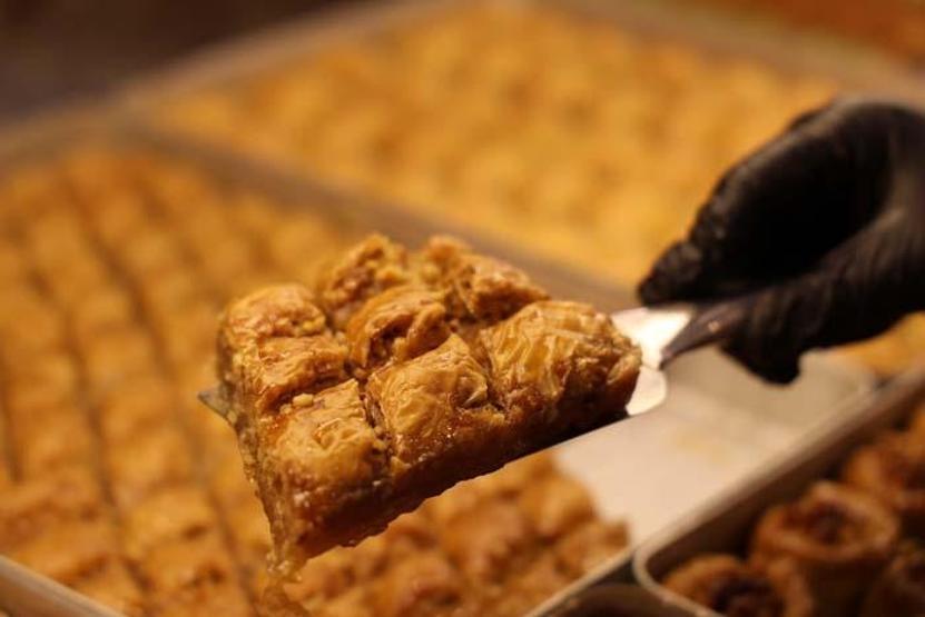 İşte SAHTE BAKLAVAYI Anlamanın Yolu: Ustası Ölçüyü Verdi: 2 Kilo 800 Gram Aman Dikkat Baklava Diye Şerbetli Yufka Yiyor Olabilirsiniz
