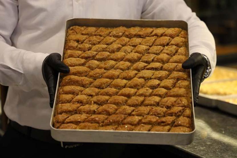 İşte SAHTE BAKLAVAYI Anlamanın Yolu: Ustası Ölçüyü Verdi: 2 Kilo 800 Gram Aman Dikkat Baklava Diye Şerbetli Yufka Yiyor Olabilirsiniz
