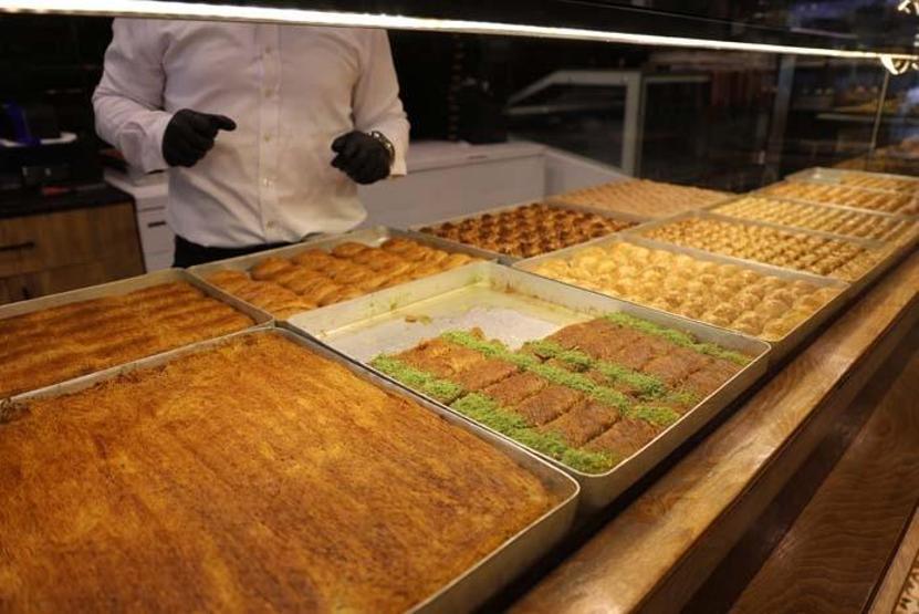 İşte SAHTE BAKLAVAYI Anlamanın Yolu: Ustası Ölçüyü Verdi: 2 Kilo 800 Gram Aman Dikkat Baklava Diye Şerbetli Yufka Yiyor Olabilirsiniz
