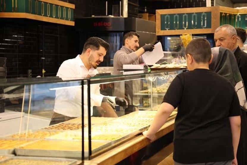 İşte SAHTE BAKLAVAYI Anlamanın Yolu: Ustası Ölçüyü Verdi: 2 Kilo 800 Gram Aman Dikkat Baklava Diye Şerbetli Yufka Yiyor Olabilirsiniz