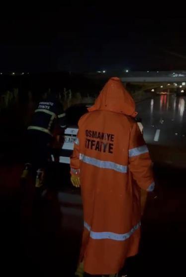 Sağanak sel getirdi Osmaniyede gece boyunca yağışla mücadele edildi...
