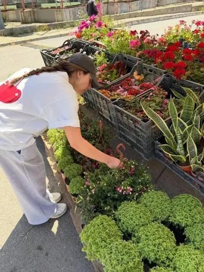 Sıla Türkoğlu Şehir Hayatına Mola Verdi, Bahçeye Girdi Doğal Hali Sanal Medyayı Salladı