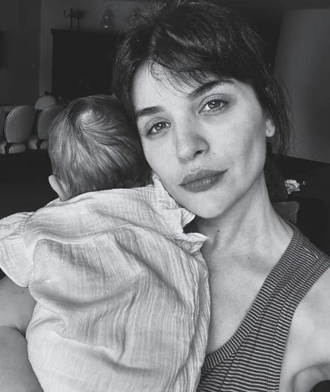 Gonca Vuslateri’nin Kızıyla Paylaşımında Dikkat Çeken Detay Anne-Kız Pozu Sanal Medyayı Salladı: Görenler Aynı Yorumu Yaptı