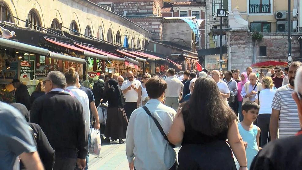 Kurban Bayramı öncesi Eminönünde yoğunluk