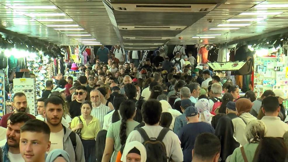 Kurban Bayramı öncesi Eminönünde yoğunluk