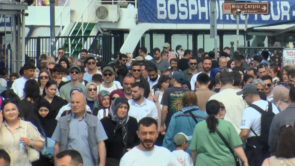 Kurban Bayramı öncesi Eminönünde yoğunluk