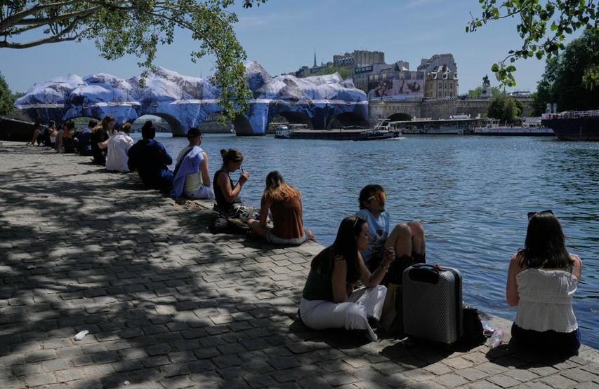 Avrupayı ısı kubbesi sardı Rekor üstüne rekor: Plajlar sezon öncesi doldu, çalışma saatlerine sıcaklık ayarı geldi