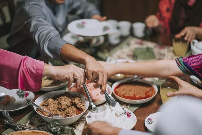 Bayram Sofrasında Bu Hata Sağlığı Zorluyor: Uzmanlardan Et ve Tatlı Uyarısı