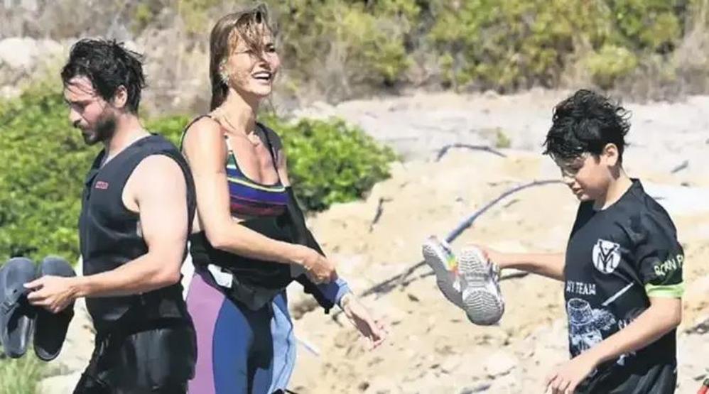 YILIN AŞK BOMBASI Çağla Şıkel Kendisinden 13 Yaş Küçük Yeni Sevgilisiyle Çeşmede Ortaya Çıktı Plajda Sarmaş Dolaş