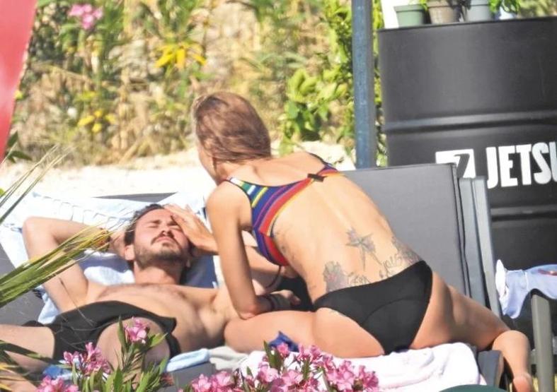 YILIN AŞK BOMBASI Çağla Şıkel Kendisinden 13 Yaş Küçük Yeni Sevgilisiyle Çeşmede Ortaya Çıktı Plajda Sarmaş Dolaş
