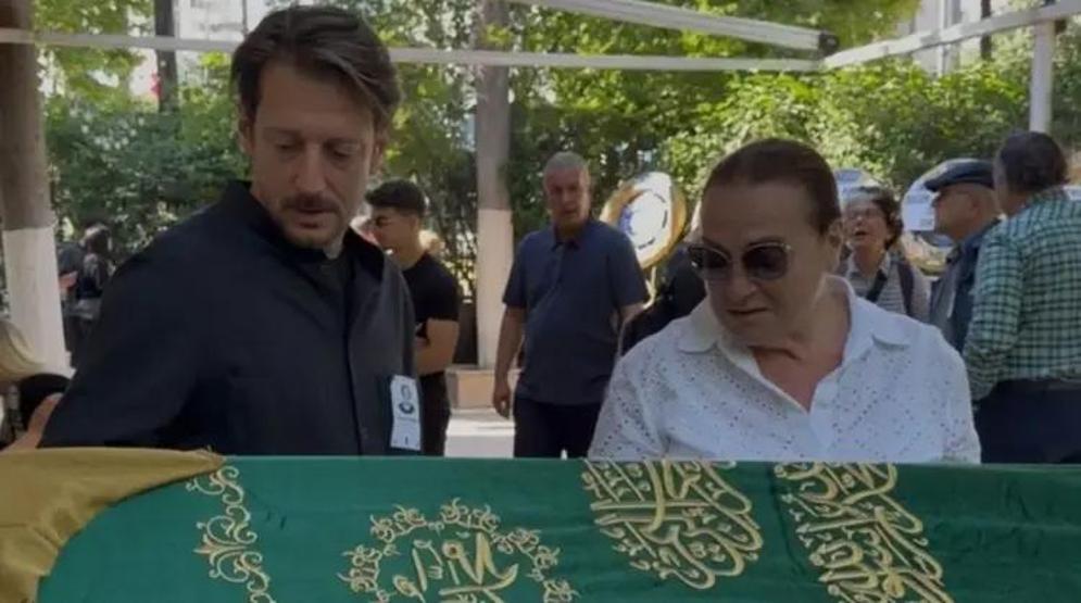 Engin Hepilerinin Annesi Hayatını Kaybetti Cenazede Oğlunun Gözyaşları Herkesi Duygulandırdı