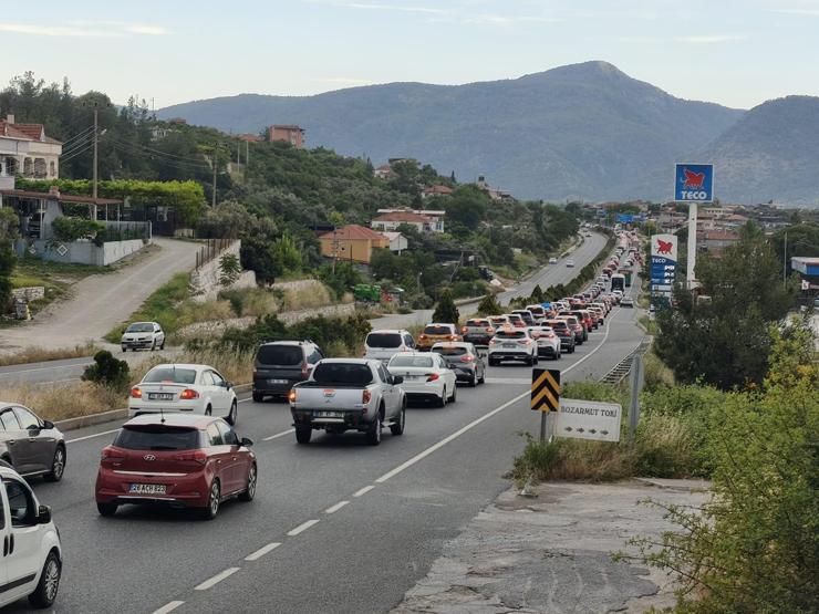 Bayramın ikinci gününde Muğlada manzara aynı: 22 kilometre araç kuyruğu