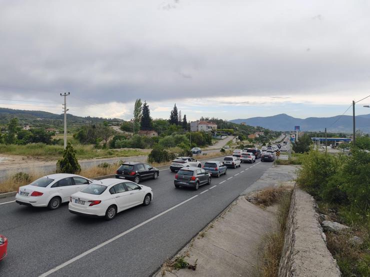 Bayramın ikinci gününde Muğlada manzara aynı: 22 kilometre araç kuyruğu