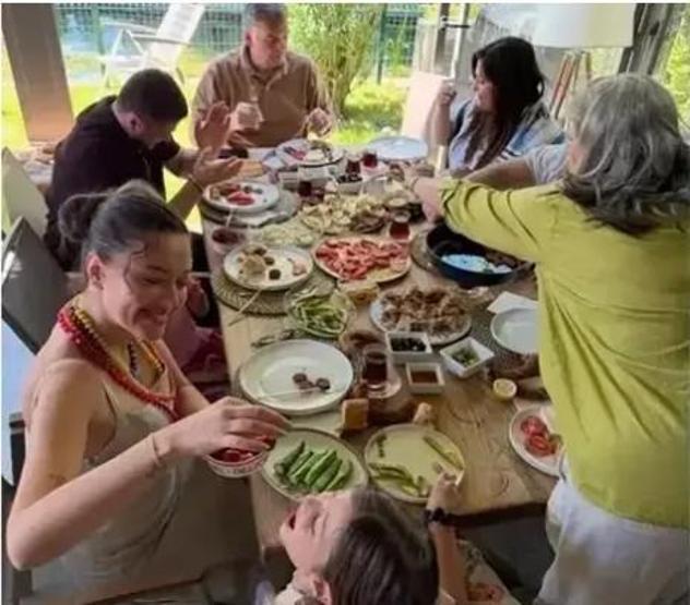 Pelin Akil ve Anıl Altan çocukları için yeniden bir araya geldi Bayram pozu ilgi gördü