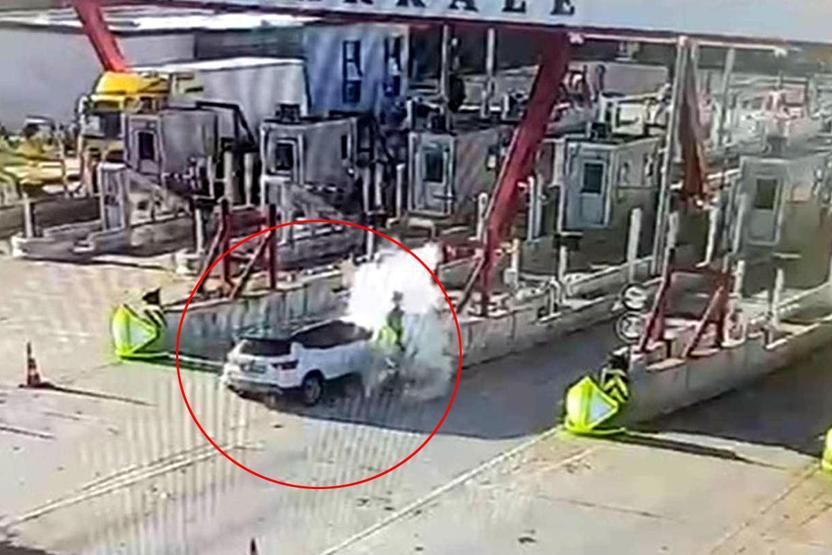 Otoyol gişelerine korkunç kaza Otomobildeki çifti ölüm ayırdı