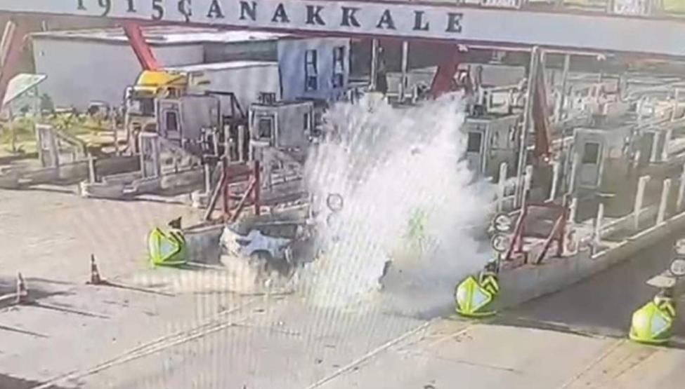 Otoyol gişelerine korkunç kaza Otomobildeki çifti ölüm ayırdı
