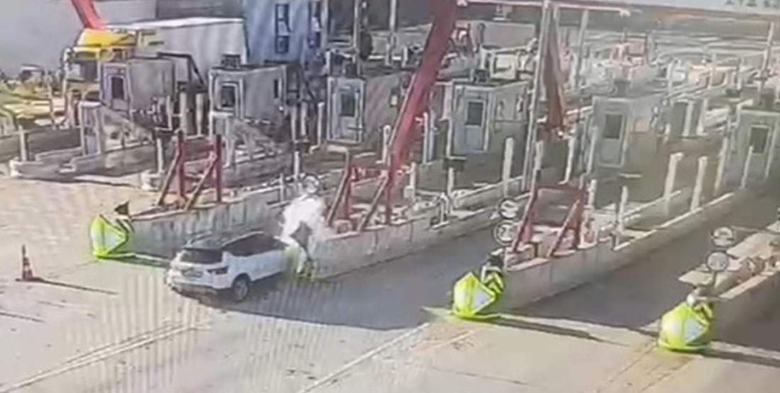 Otoyol gişelerine korkunç kaza Otomobildeki çifti ölüm ayırdı