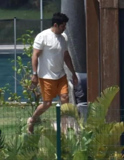 Fahriye Evcen ve Burak Özçivit Bodrum sezonunu açtı Gümüşlük’te yazlıklarında görüntülendiler