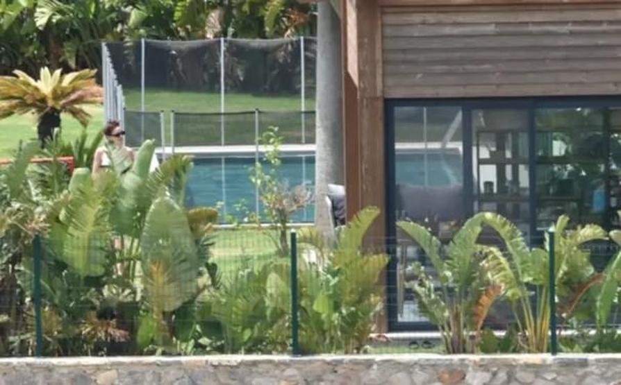 Fahriye Evcen ve Burak Özçivit Bodrum sezonunu açtı Gümüşlük’te yazlıklarında görüntülendiler