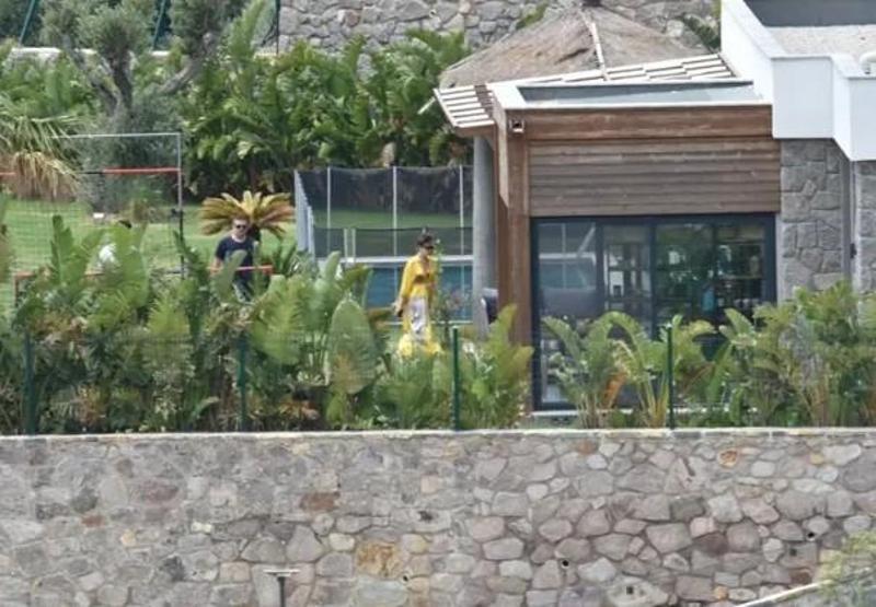 Fahriye Evcen ve Burak Özçivit Bodrum sezonunu açtı Gümüşlük’te yazlıklarında görüntülendiler