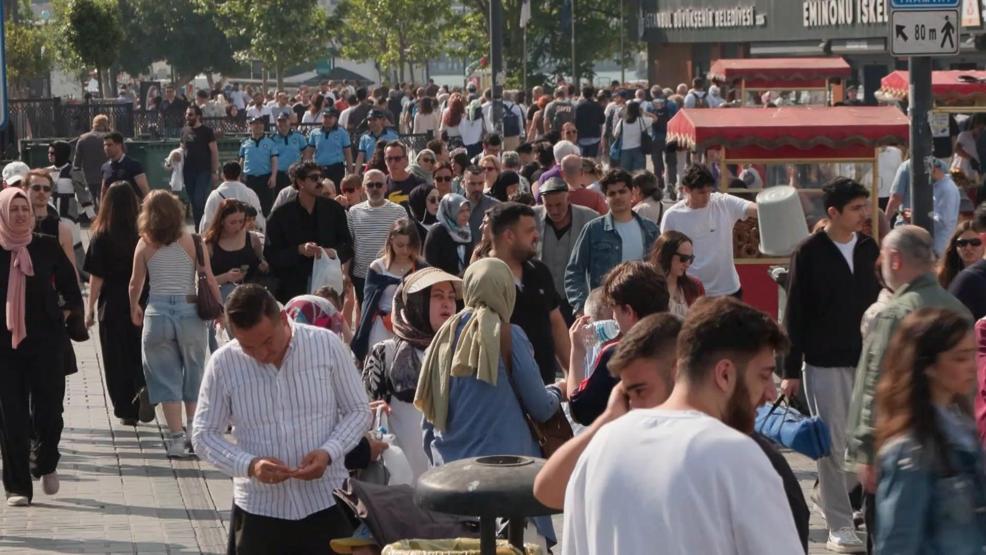 Bayram tatilinin son gününde Eminönü’nde alışveriş yoğunluğu