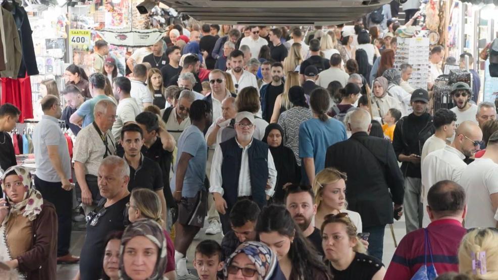Bayram tatilinin son gününde Eminönü’nde alışveriş yoğunluğu
