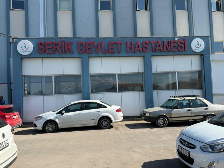Traktörün altında kalmaktan son saniyede kurtuldular