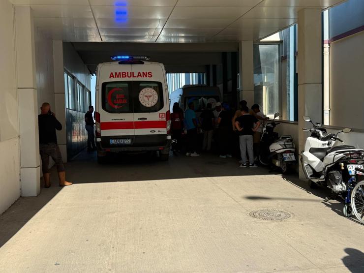 Traktörün altında kalmaktan son saniyede kurtuldular
