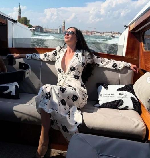 Melis Sezen’den ayna pozu Beyaz tarzıyla sanal medyada dikkat çekti
