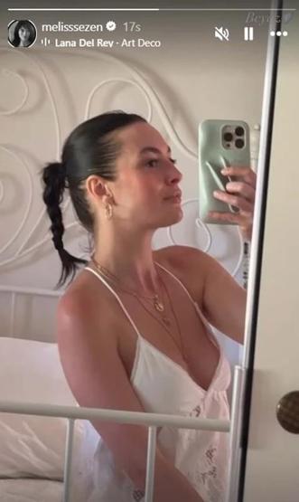 Melis Sezen’den ayna pozu Beyaz tarzıyla sanal medyada dikkat çekti