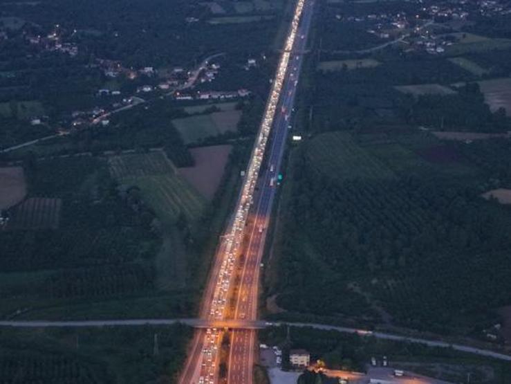 Bayram bitti trafik bitmedi Kilometrelerce kuyruk