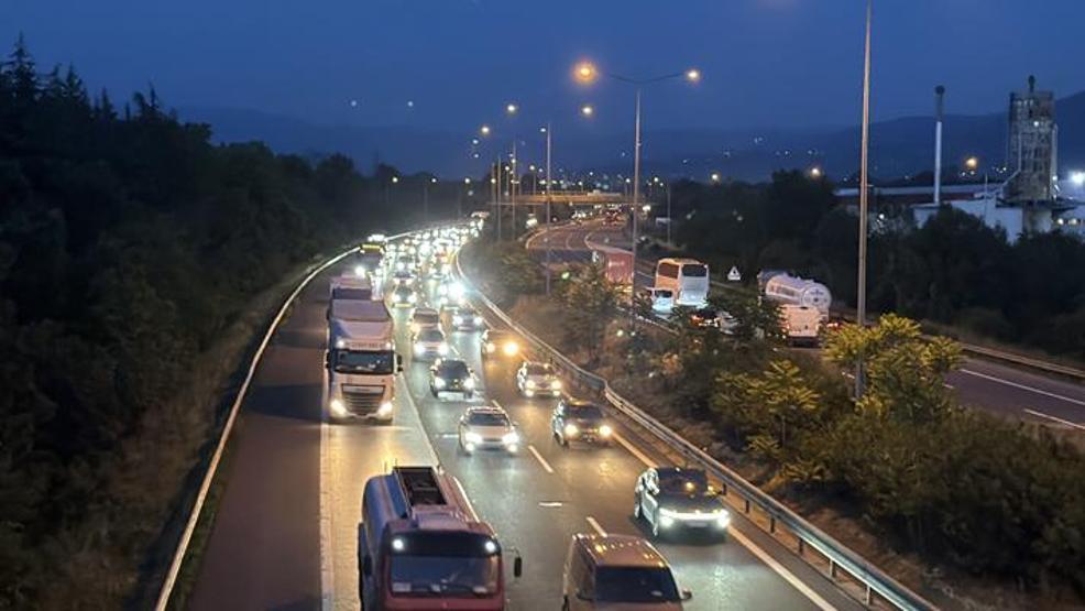 Bayram bitti trafik bitmedi Kilometrelerce kuyruk