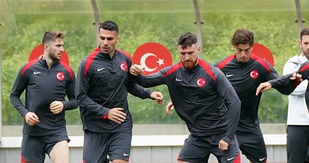 Fenerbahçede Hakan Safi 2 milli futbolcuyla el sıkıştı O isimler belli oldu...