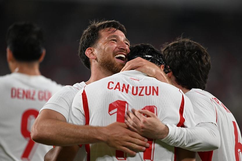 Fenerbahçede Hakan Safi 2 milli futbolcuyla el sıkıştı O isimler belli oldu...