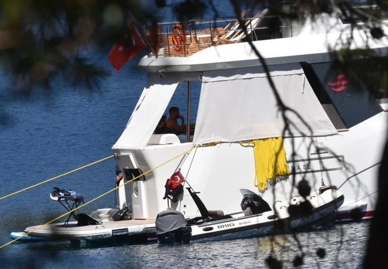BEŞİKTAŞ DETAYI Gözlerden Uzak Tatil Aras Bulut İynemli Teknesinde Arkadaşını Ağırladı