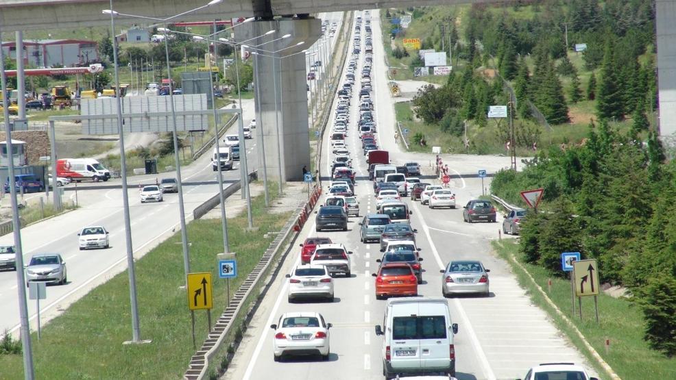 Kilit kavşakta bayram mesaisi 1,5 milyon araç geçti