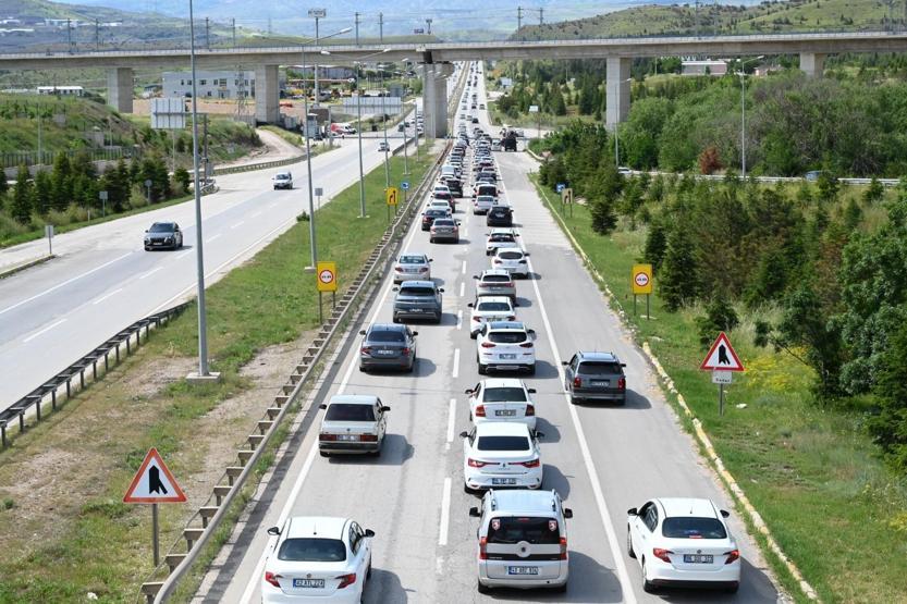 Kilit kavşakta bayram mesaisi 1,5 milyon araç geçti