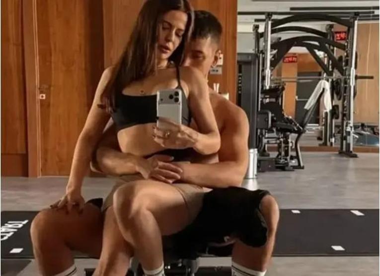 Simge Sağın ve İlkay Şencan tatil sezonunu açtı Plajdaki samimi pozları gündem oldu